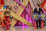 左から水卜麻美アナウンサー、有吉弘行。(c)日本テレビ