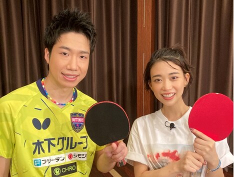卓球の水谷隼選手と森川葵。(c)中京テレビ