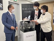 ニッポンの社長（右）が株式会社サイエンスを訪れるロケのワンシーン。(c)CBC