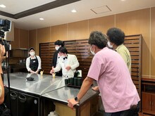 くら寿司でのロケに臨むニッポンの社長（中央）、トータルテンボス（右）。(c)CBC