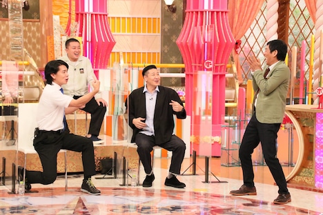 （左から）マヂカルラブリー・野田クリスタル、チョコレートプラネット、明石家さんま。(c)フジテレビ