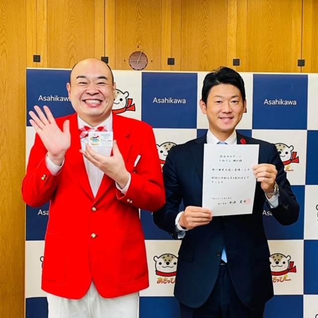 左から新宿カウボーイかねきよ、今津寛介市長。