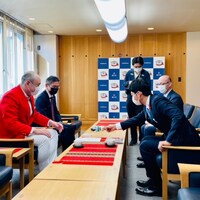 今津旭川市長と談話する新宿カウボーイかねきよ。