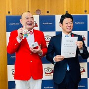 左から新宿カウボーイかねきよ、今津寛介市長。かねきよが手に持っているのは旭川市のゆるキャラ・あさっぴーのグッズ。