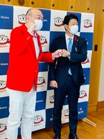 左から新宿カウボーイかねきよ、今津寛介市長。