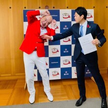 左から新宿カウボーイかねきよ、今津寛介市長。