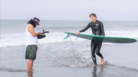 ロッチ中岡（中央）が相方コカド（右）を撮影する様子。(c)フジテレビ