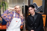 203号室はモデル部屋。左からロイ、大平修蔵。