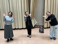 大久保佳代子、初回ゲストの島崎和歌子、いとうあさこ。