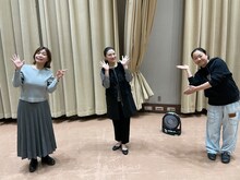 大久保佳代子、初回ゲストの島崎和歌子、いとうあさこ。