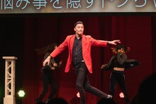 「悩み事を隠すトシちゃん」コーナーで「抱きしめてTONIGHT」を踊る、こりゃめでてーな伊藤（中央）。
