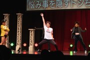 「抱きしめてTONIGHT」を踊るはずが「PERFECT HUMAN」のダンスを披露するザ・ギース高佐。