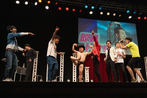 「即興トシちゃん」で本来の予定にない合同コントを繰り広げるトシちゃんたちとトンツカタン森本（左端）。