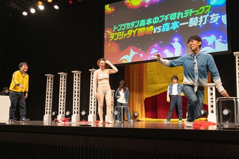 あぁ~しらきのネタに崩れ落ちるトンツカタン森本(右)。