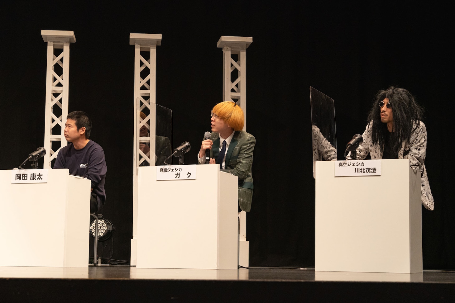 審査員を務めた岡田康太（左）と真空ジェシカ。