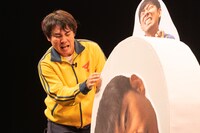 円盤型の森本を石器時代のお金のように転がすランジャタイ国崎。