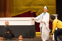 「エミネムではなくナムアミ」とボケて手応えを感じ、会場の反応を確かめずにはいられないドドん石田（左）。