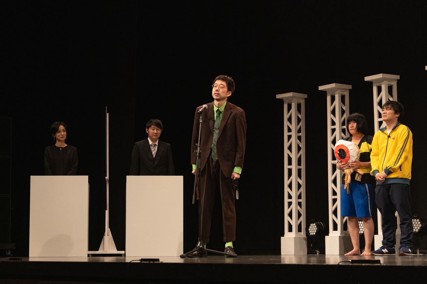 弔辞を述べるトンツカタン櫻田。