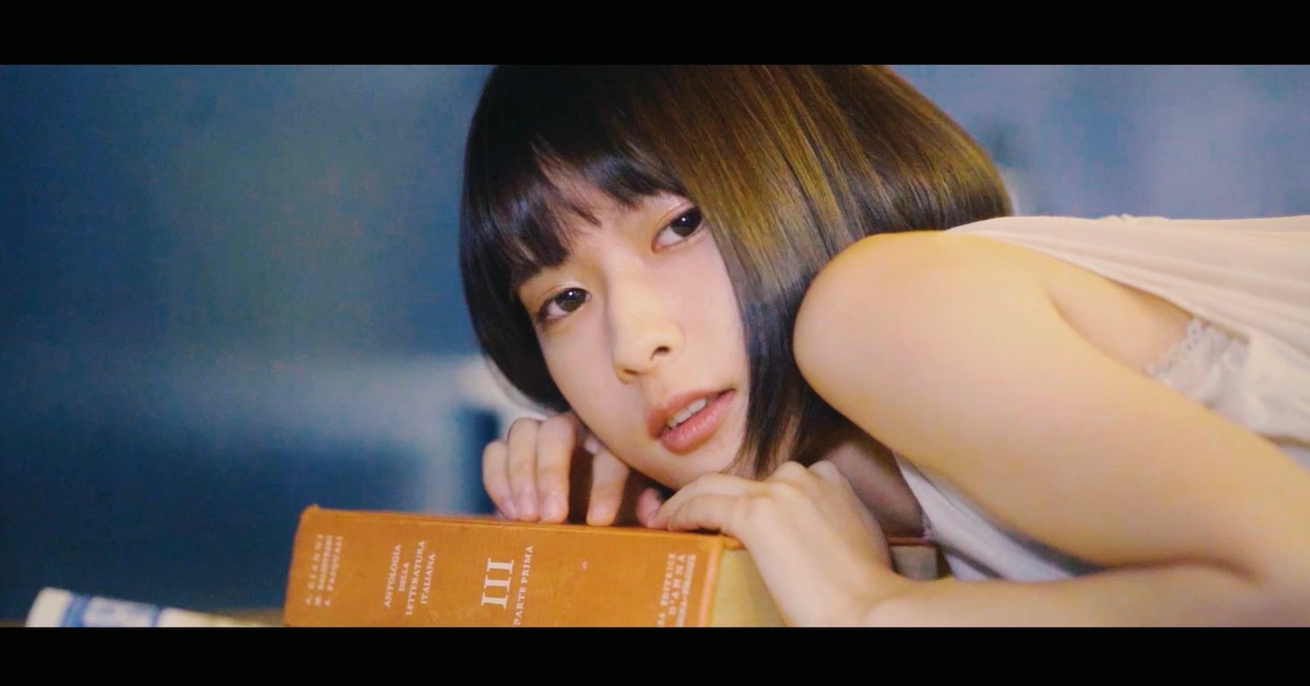 「バニラ」のミュージックビデオより。