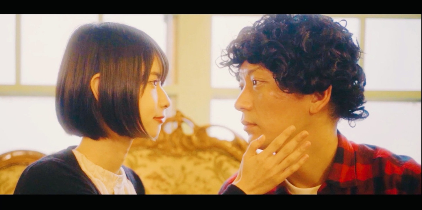 「バニラ」のミュージックビデオより。