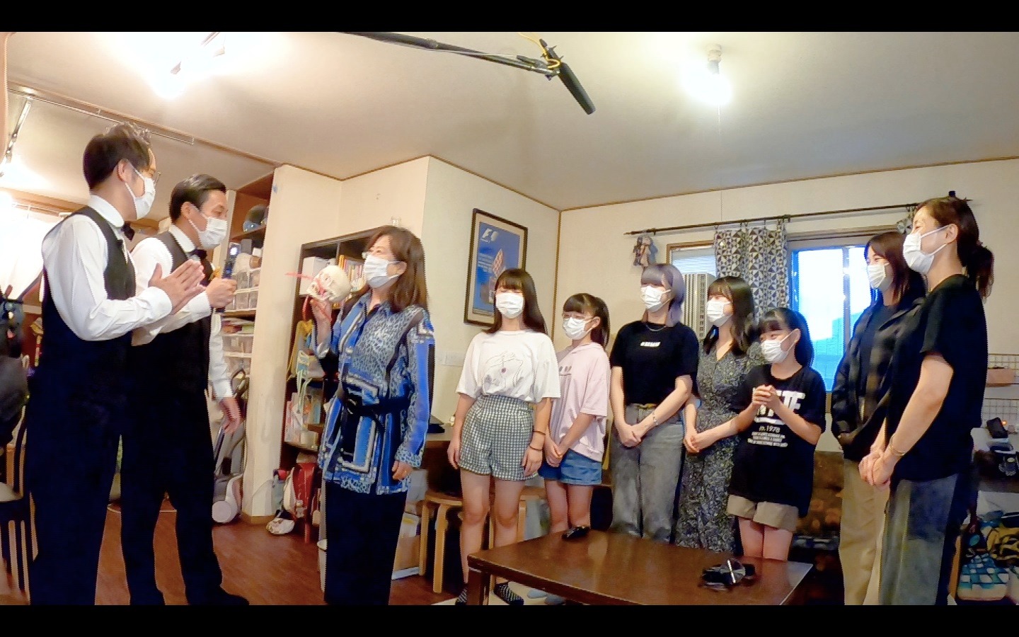 大川家を取材するインディアンス（右端）。(c)ABCテレビ