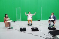 左から冨田有紀アナウンサー、アンガールズ田中、出川哲朗。