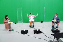 左から冨田有紀アナウンサー、アンガールズ田中、出川哲朗。