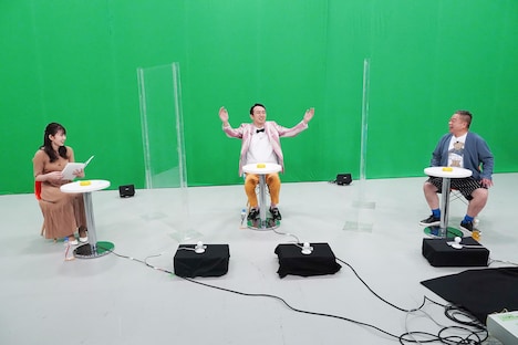 左から冨田有紀アナウンサー、アンガールズ田中、出川哲朗。