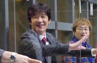 内村光良（左）