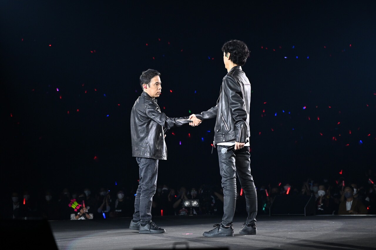 「ナインティナインのオールナイトニッポン歌謡祭」オープニングで握手を交わすナインティナイン。