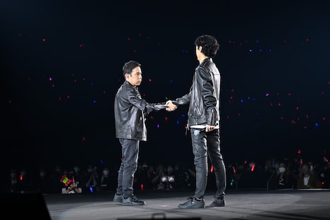 「ナインティナインのオールナイトニッポン歌謡祭」オープニングで握手を交わすナインティナイン。