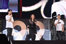 ナインティナインと知念里奈（中央）。