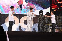 ナインティナインと中山秀征（中央）。