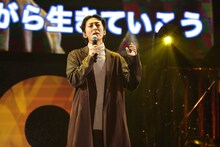 矢部浩之名義のソロデビュー曲「スタンドバイミー」を歌うナインティナイン矢部。