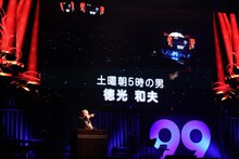 岡村神輿の練り歩きを実況する徳光和夫。