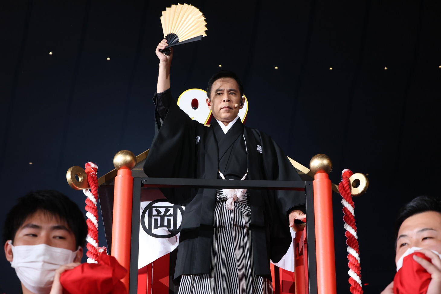 神輿に乗るナインティナイン岡村。