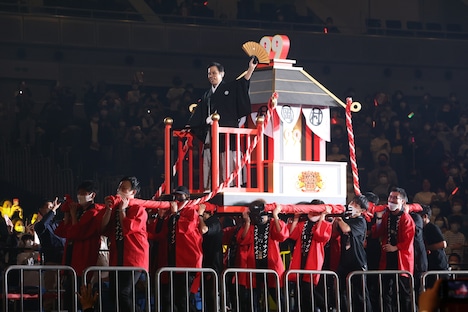 結婚祝いで神輿に乗って横浜アリーナ場内を練り歩くナインティナイン岡村。