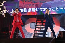 「抱きしめてTONIGHT」を歌い踊る田原俊彦とナインティナイン岡村。
