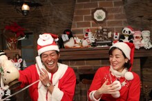 「明石家サンタ史上最大のクリスマスプレゼントショー2021」MCの明石家さんまと八木亜希子。(c)フジテレビ