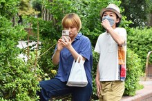 ラランド・サーヤと上田慎一郎監督。