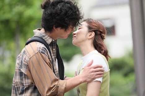 キスシーンに臨む、浅香航大と3時のヒロイン福田。(c)テレビ朝日