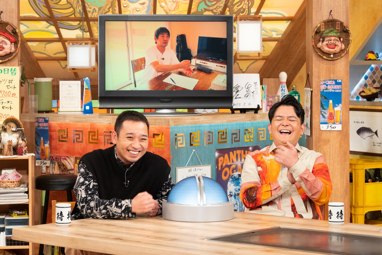 メッセンジャー黒田のVTRを観る千鳥。(c)ABCテレビ