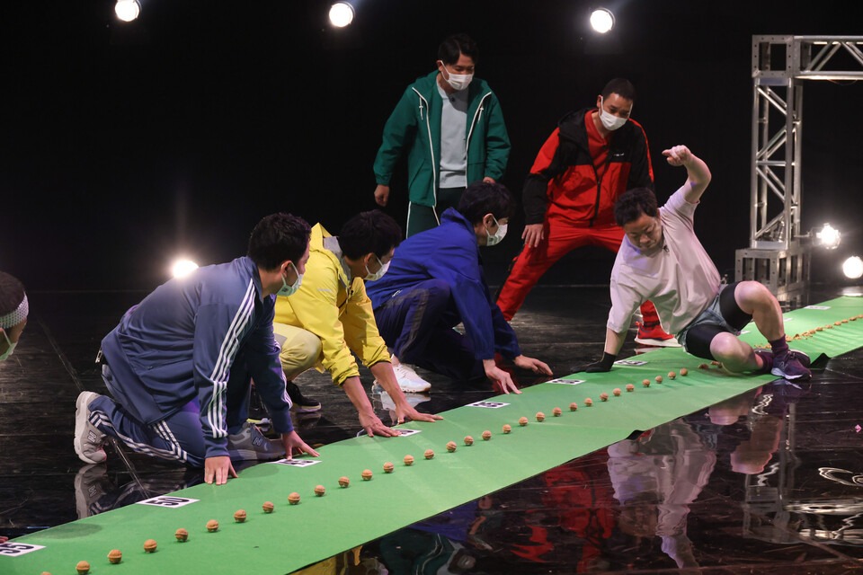 ダイアン・ユースケ（右端）が“お尻クルミ割り”の世界記録に挑むワンシーン。(c)関西テレビ