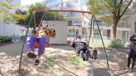 ブランコに乗る、そいつどいつ市川刺身（左）と空気観察・鈴木もぐら（右）。(c)テレビ朝日