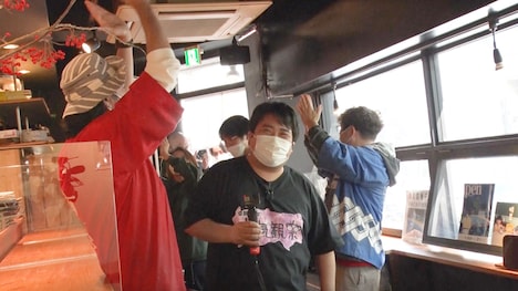 訪れる店で祝福される鈴木もぐら（中央）。(c)テレビ朝日