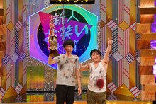 大賞トロフィーを掲げるニッポンの社長。