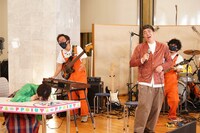 おぎやはぎ小木（手前右）。(c)中京テレビ