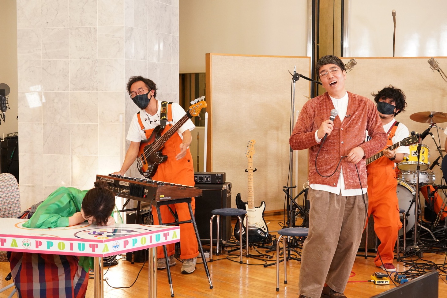 おぎやはぎ小木（手前右）。(c)中京テレビ