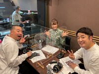 「内山絵里加のふくわうち番外編 みんなでずっと話してたい」に出演する（手前左から）レイザーラモンRG、内山絵里加アナ、和牛・水田。(c)SBSラジオ