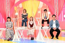（前列左から）鈴木砂羽、須田亜香里、ジャングルポケット斉藤、（後列左から）王林、こがけん。(c)TBS